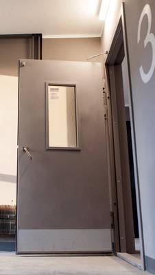 Техническая дверь с остеклением Техническая дверь с остеклением