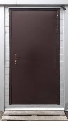 Техническая дверь в автоцентре Volvo Техническая дверь в автоцентре Volvo