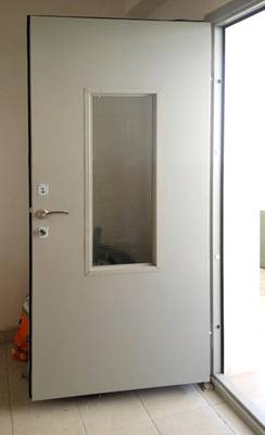 Установленная техническая дверь Установленная техническая дверь