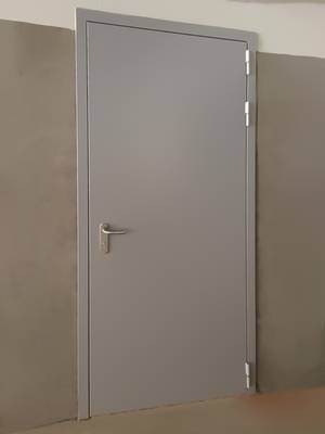 Внешняя сторона огнестойкой двери (пожарное депо) Внешняя сторона огнестойкой двери (пожарное депо)