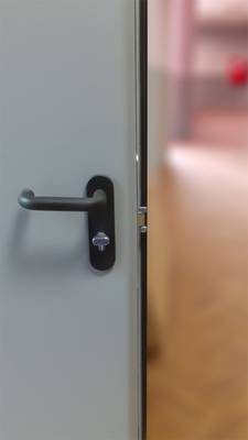 Замок с цилиндром (коридор школы, р-н Марьина Роща) Замок с цилиндром (коридор школы, р-н Марьина Роща)