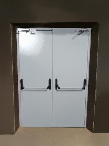 Двупольная дверь Антипаника изнутри Двупольная дверь Антипаника изнутри