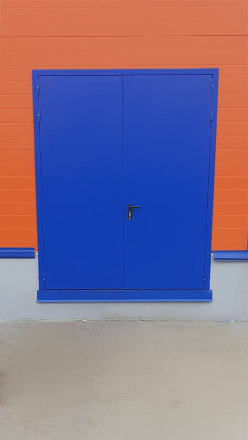 Двупольная дверь, вид с улицы Двупольная дверь, вид с улицы